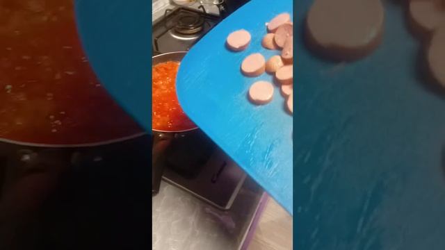 Жареная помидор и сосиски