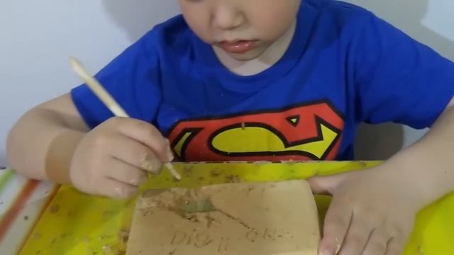 Мистер Макс • Mister Max - Ищем динозавра в песке   Распаковка игрушек динозавров