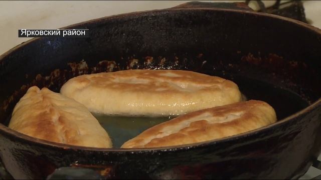 Чай из самовара и горячие пирожки предлагают транзитникам в Ярковском районе