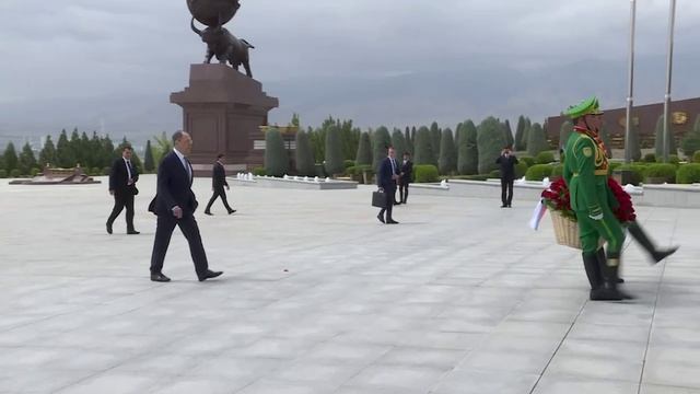 Церемония возложения корзины цветов к Мемориальному комплексу «Народная память»