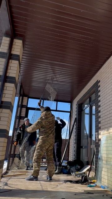 Закалённая стекло 6 мм в руках профессионалов. Нервы на пределе при установке остекления на веранде.