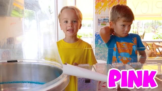 Влад и Никита Крис и Миша играют в с игрушечной микроволновкой