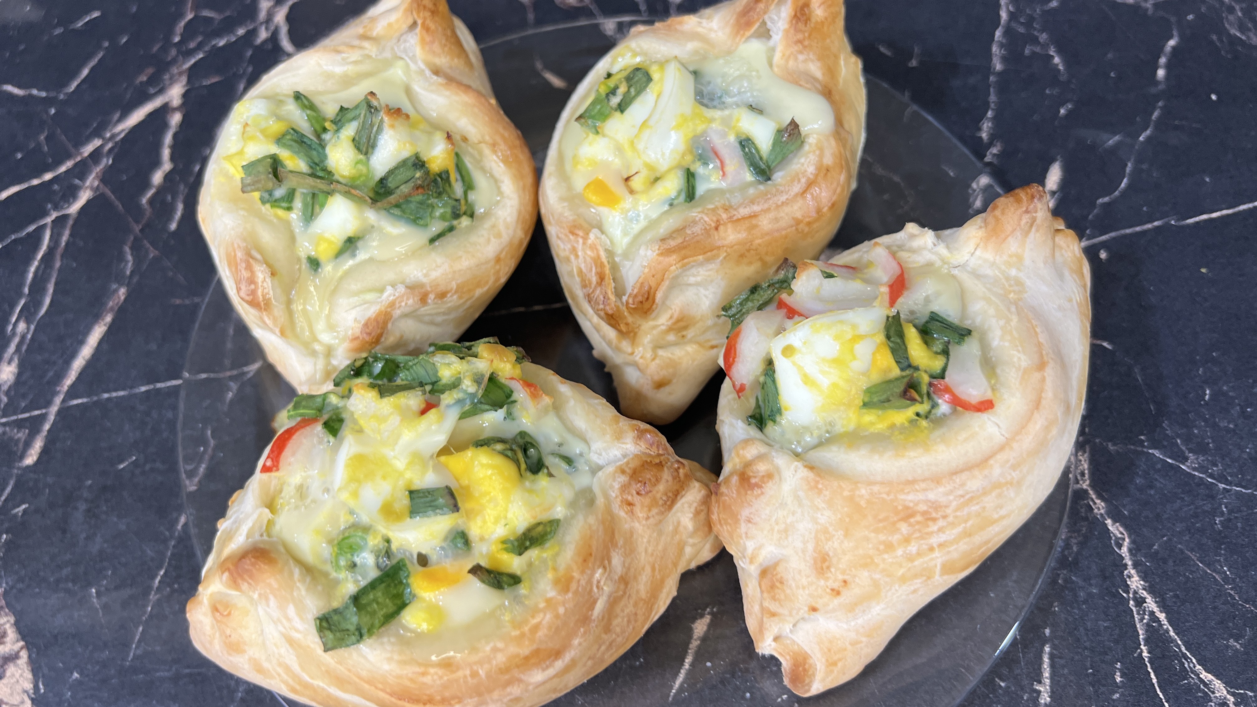 Булочки с яйцом и крабовыми палочками