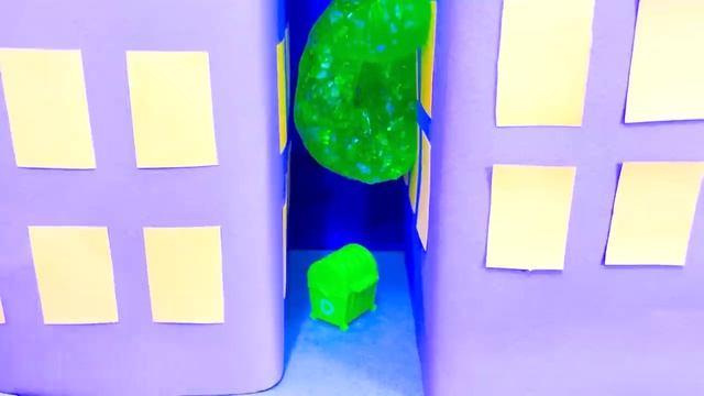 Влад и Никита Влад и Никита играют с игрушкой Bat Tech BatBot и спасают город