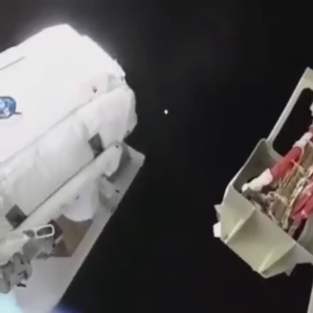Странный Шар Рядом с МКС