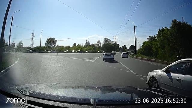 Не знает ПДД или не умеет читать знаки?
