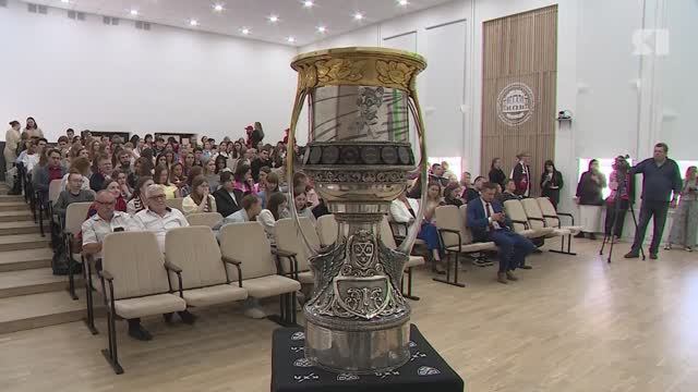 Игроки ярославского «Локомотива» привезли Кубок Гагарина в ЯГПУ им. Ушинского