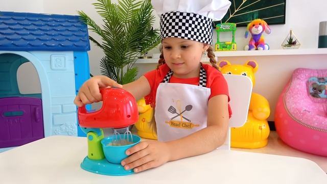 Диана и Рома Диана притворяется, что готовит с кухонными игрушками