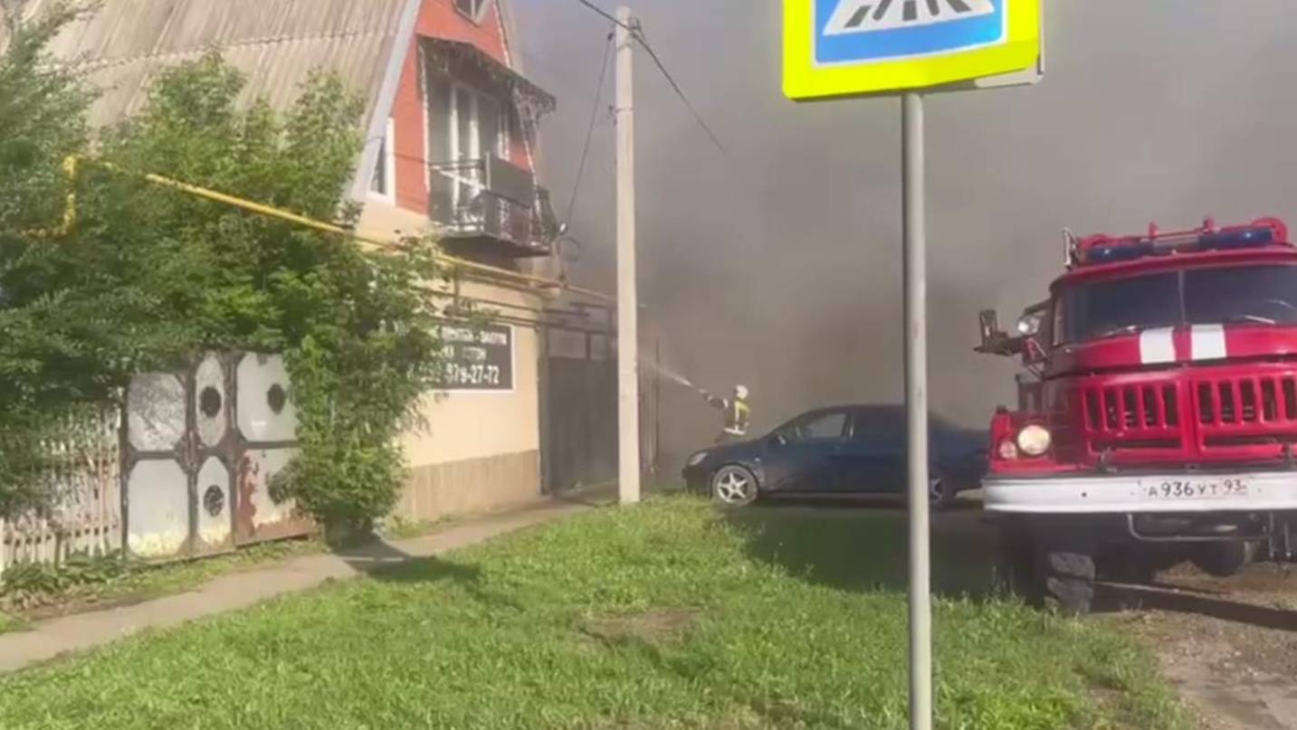 Частный дом на площади 50 кв. метров загорелся в станице Новопокровской