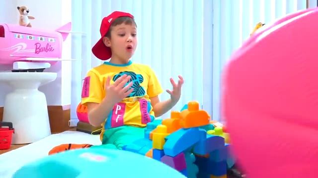 Мисс Кэйти и Мистер Макс (Miss Katy) Кэти и Макс играют с папой в игрушки на улице