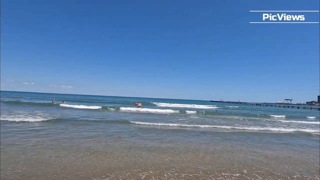 Анапа сегодня 25 июня 2025. Центральный пляж в Анапе. Море и погода в Анапе сейчас. Люди купаются