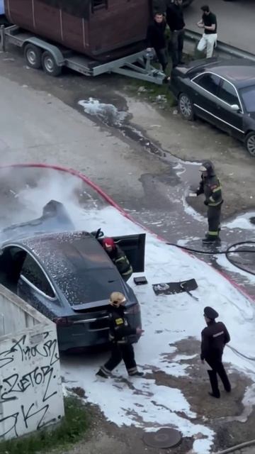 На МКАД  в районе пересечения с Можайским шоссе загорелась Тесла 🔥

Пожарные спасли, что смогли