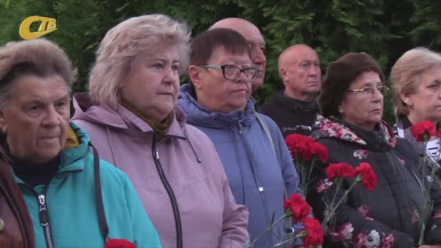В СКВЕРЕ ВОИНСКОЙ СЛАВЫ ЖЕЛЕЗНОГОРСКА ПРОШЕЛ МИТИНГ, ПОСВЯЩЕННЫЙ ГОДОВЩИНЕ НАЧАЛА ВОВ