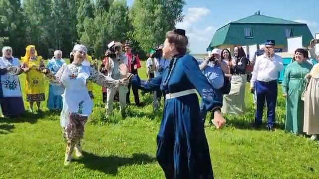 Күчмә утырыш. Ак калфак.