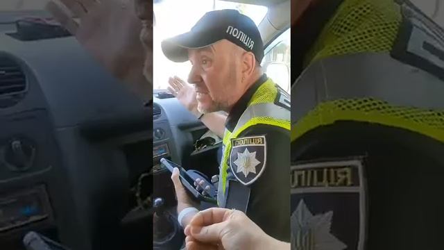 Полицейский залез в чужое авто.