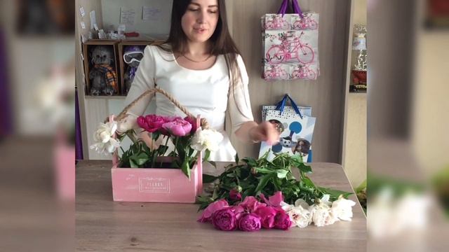 Ароматные пионы в деревянном ящике для мамы. Флорист в Пятигорске.