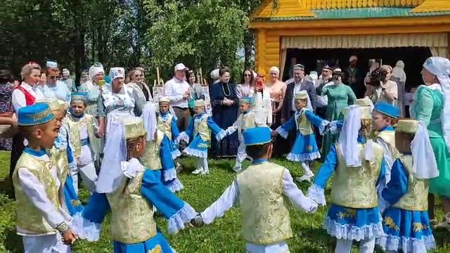 Күчмә утырыш. Ак калфак.