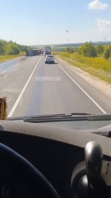 ❗️ Серьезная авария на трассе Ульяновск — Сызрань: Лада Гранта в кювете, груженная фура перевернулас