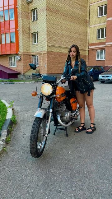 Девушка заводит Иж Юпитер 5