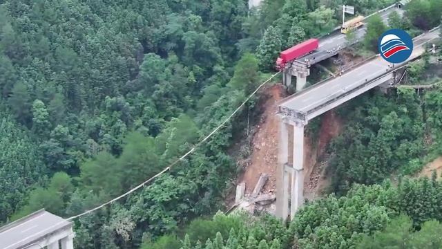 Фура в Китае зависла над обрывом: водитель чудом выжил