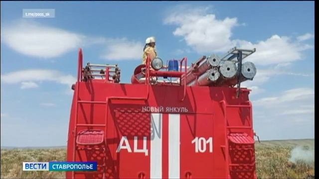 На Ставрополье трактор с сеном загорелся в поле