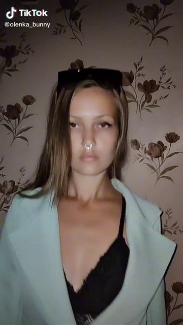 Самая красивая девочка идёт