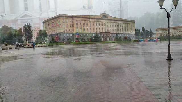 По пути на работу - город Орёл залили дожди