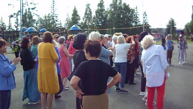 25.06.25, в парке ДК Окунева, состоялась концертно-танцевальная программа Сегодня вечером г.Н.Тагил
