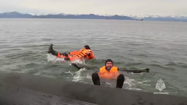 Человек за бортом! Учение спасателей МЧС на Камчатке.mp4