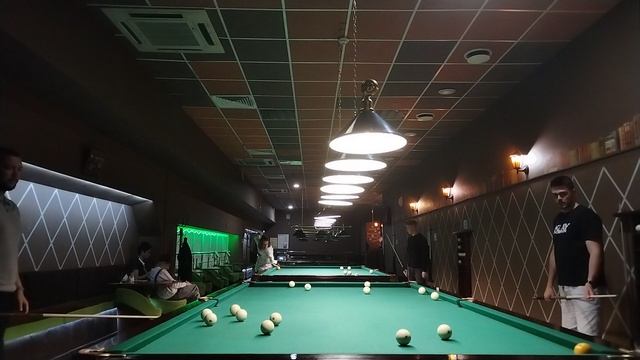 Зелёное сукно определено тяжело играть на большом столе