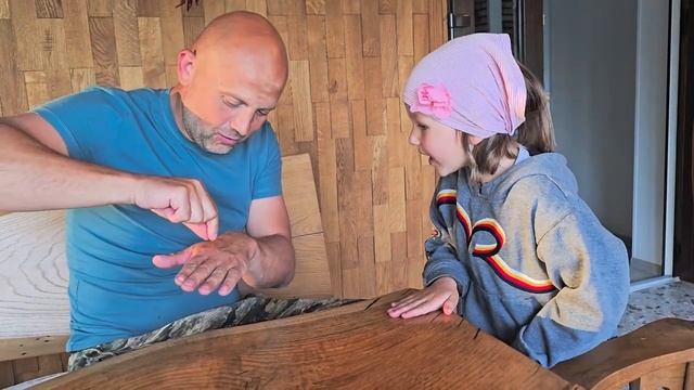 Черничный Хутор. Деревенские дети помогут даже поднять дом. Коза за удар извинилась вкусным молоком.