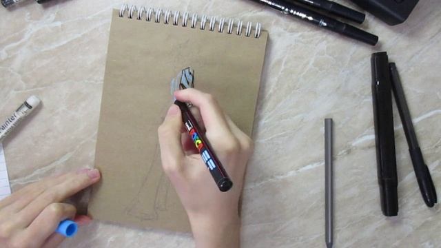 Быстрый фэшн скетч в крафтовом скетчбуке акриловыми маркерами

#фэшн #скетчбук #акриловыемаркеры