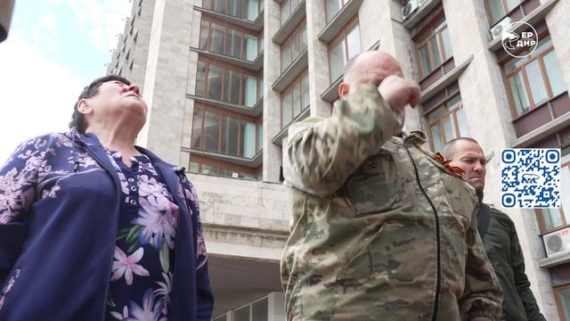 К бюсту Александра Захарченко  возложили цветы