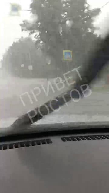 Только в плавь: в Шахтах сегодня непросто - в городе мощный ливень, на улицах реки.