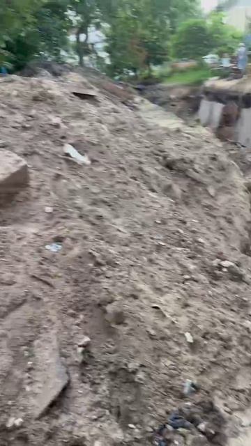 Раскопали и забыли?: около 15 дома по улице Моисеева - прорыв.