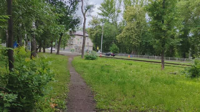 Иду на трамвай, выехали из деревни в город, прогулка
