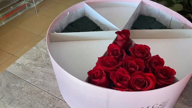 Как собрать коробку с цветами и печеньем макарон. Будни флориста в Пятигорске.