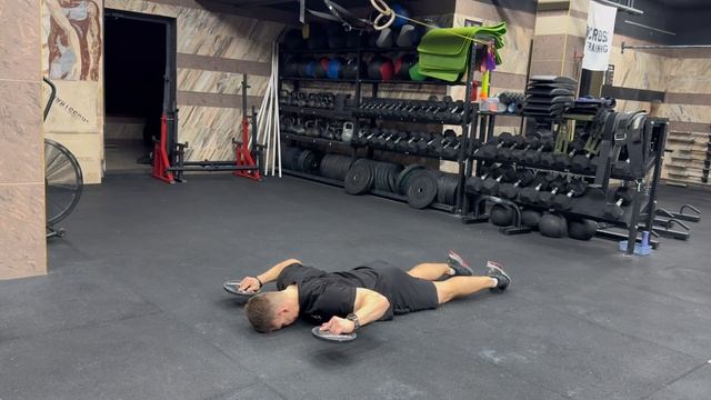 Пронированное удержание кистей у плеч лежа на полу с весом|Prone W hold with weight