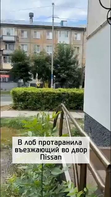 Toyota пpoтapaнила несколько машин во дворе