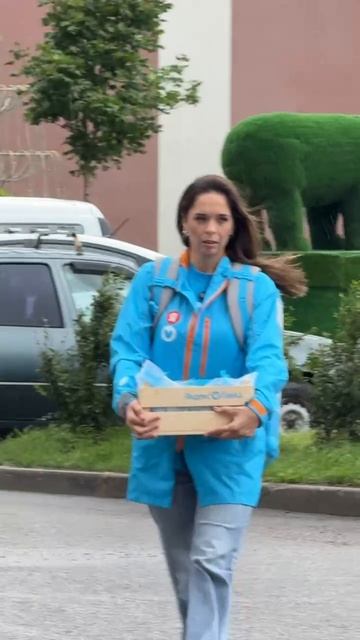 Юлию Ахмедову заметили в нашем любимом Воронеже в голубой куртке Яндекс Лавки.