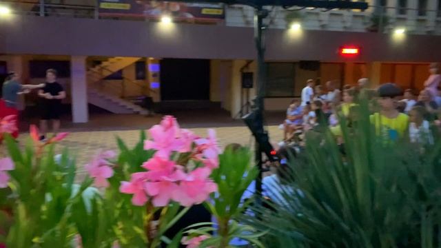 Вечер у бассейна