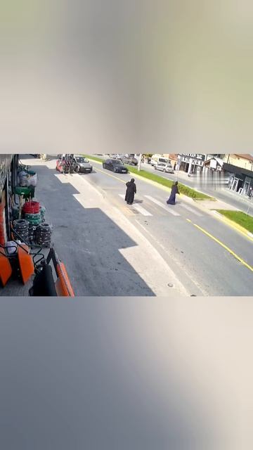 вторая, по осторожнее