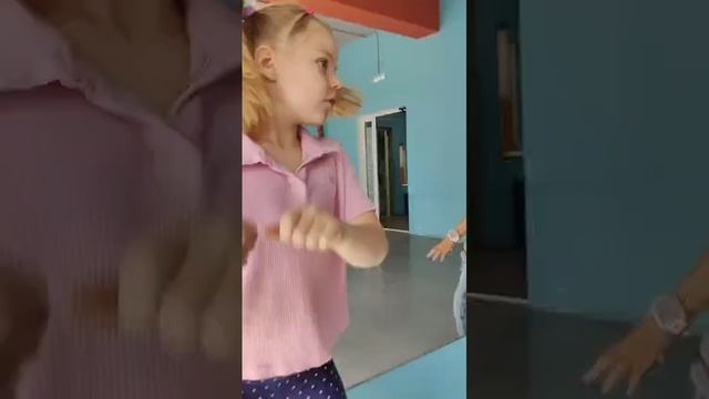 А девчонки клип сняли в смене