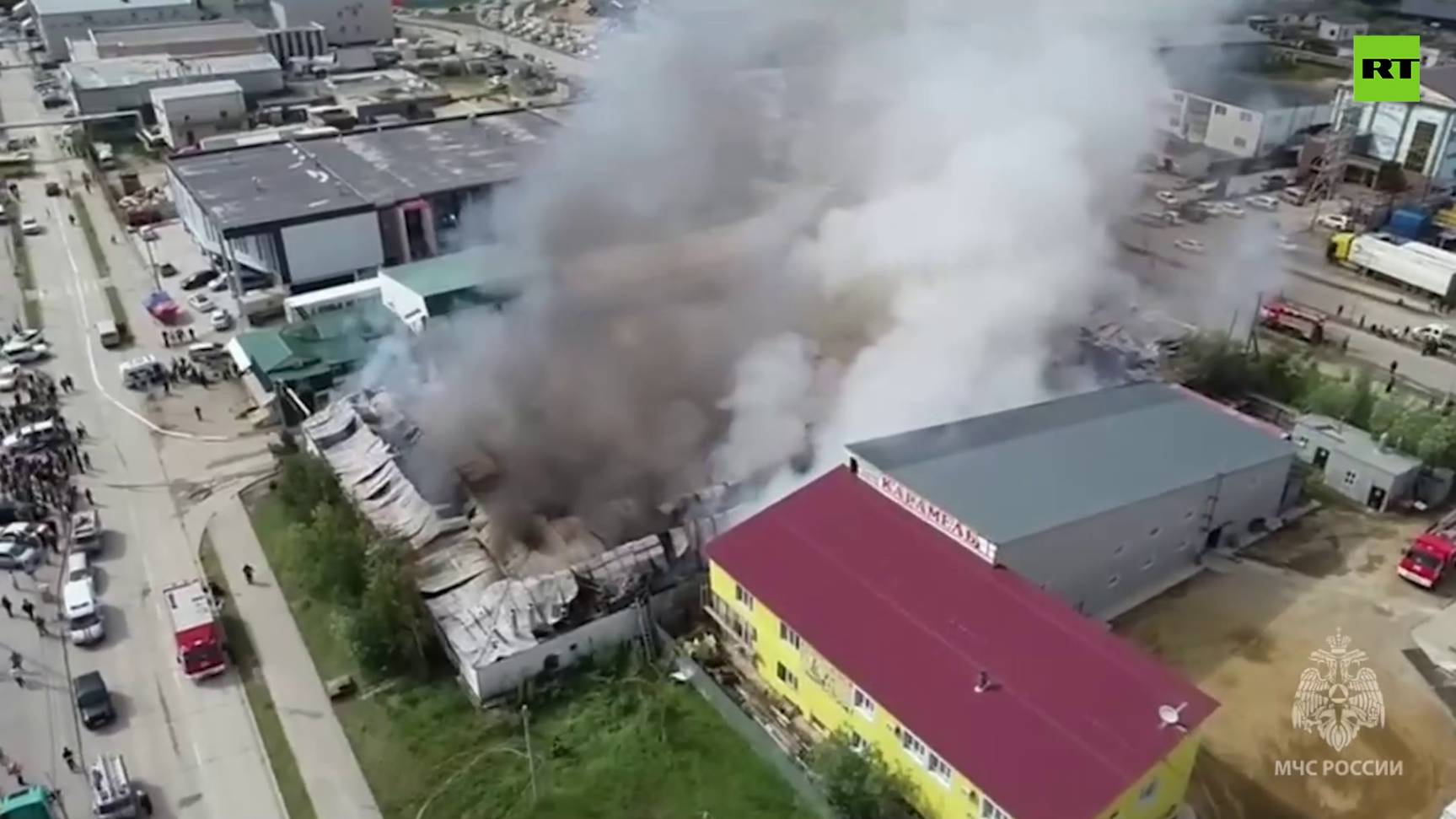 В Якутске произошёл крупный пожар на овощебазе — видео