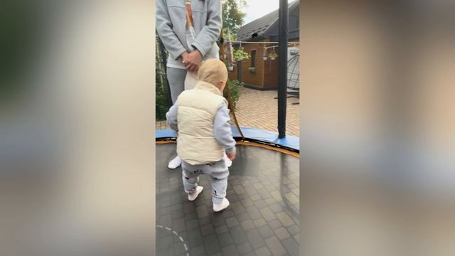 Аня первый раз прыгает на БАТУТЕ!