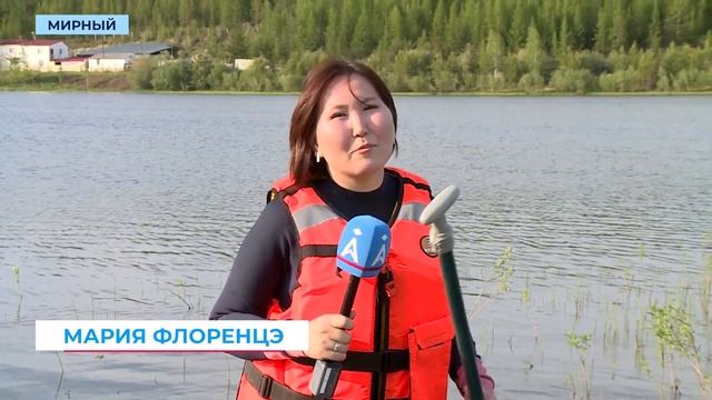 Жители Мирного путешествуют по реке на сапах
