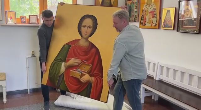 В посольский храм в Пекине доставлена икона святого целителя Пантелеимона.