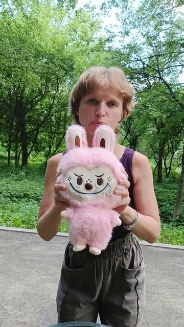 Девушка нашла в урне большую Лабубу.