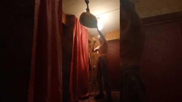 Отрабатываю удары ногами