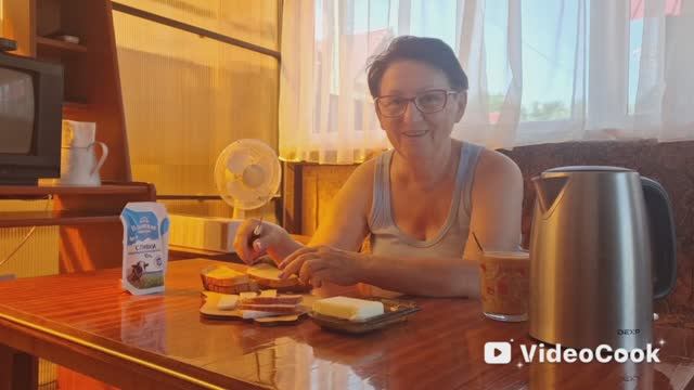 Vlog/59/ Завтрак на даче/ Иваныч наловил карасиков/ К свахе на котлетки/ У нас гроза и дождь...